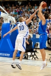Andrea Bargnani heitt&Atilde;&curren;&Atilde;&curren; Tuukka Kotin puollustaessa