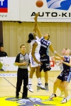 Tamara Tatham ja Ashley Haynes aloitusheitossa